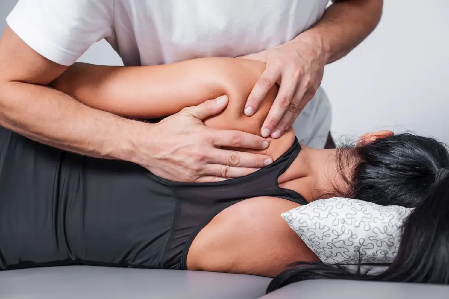 Körpermassage im Spa. Physiotherapie Rückenschmerzen Übungen.
